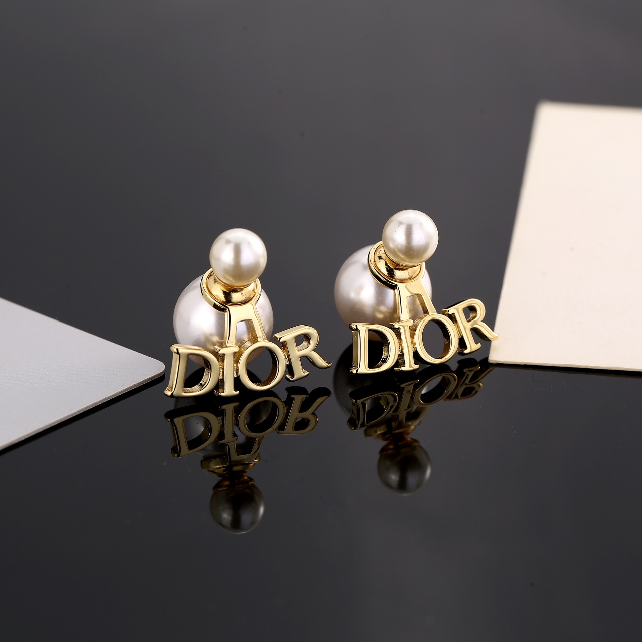  迪奥字母cd珍珠耳环  这款 Dior Tribales 耳环在 Dior 标志性款式的基础上演绎出新