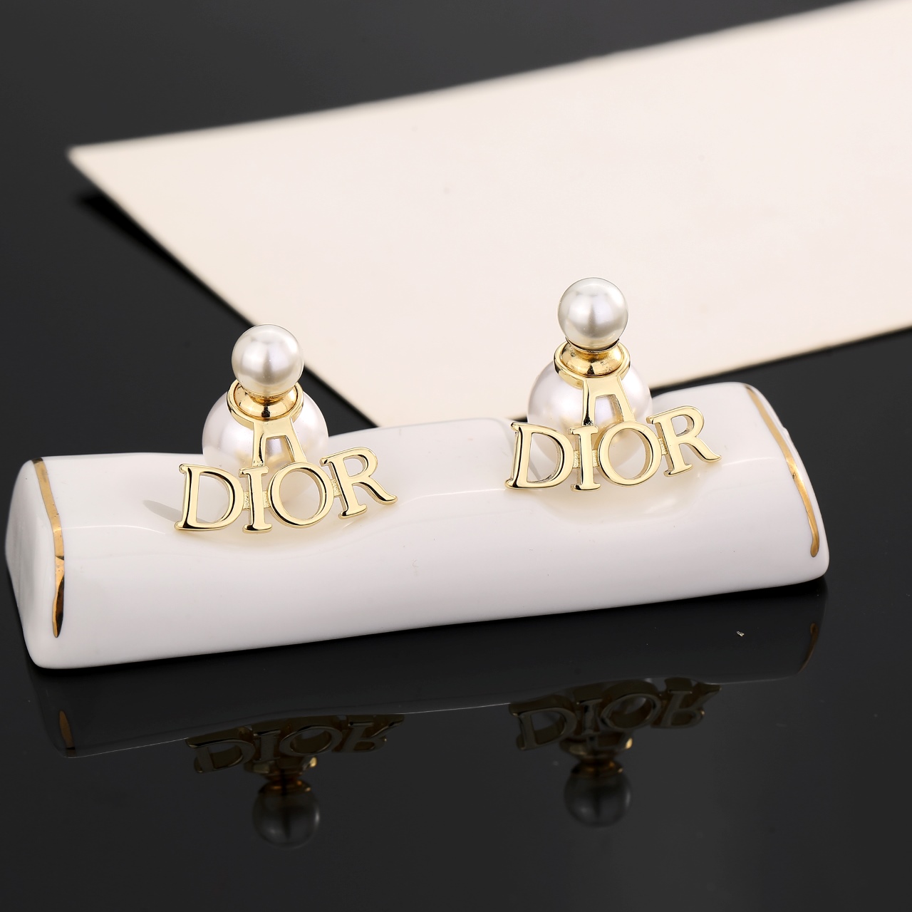  迪奥字母cd珍珠耳环  这款 Dior Tribales 耳环在 Dior 标志性款式的基础上演绎出新