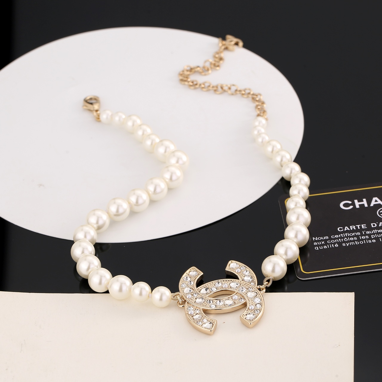 新款 Chanel 香奈儿 珍珠项链锁骨链 
 非常精致，超级好看，搭配任何衣服都是很耀眼的
背面椭圆形