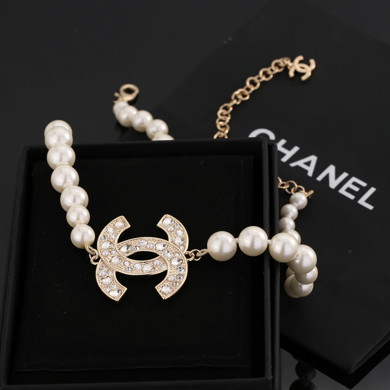 新款 Chanel 香奈儿 珍珠项链锁骨链 
 非常精致，超级好看，搭配任何衣服都是很耀眼的
背面椭圆形