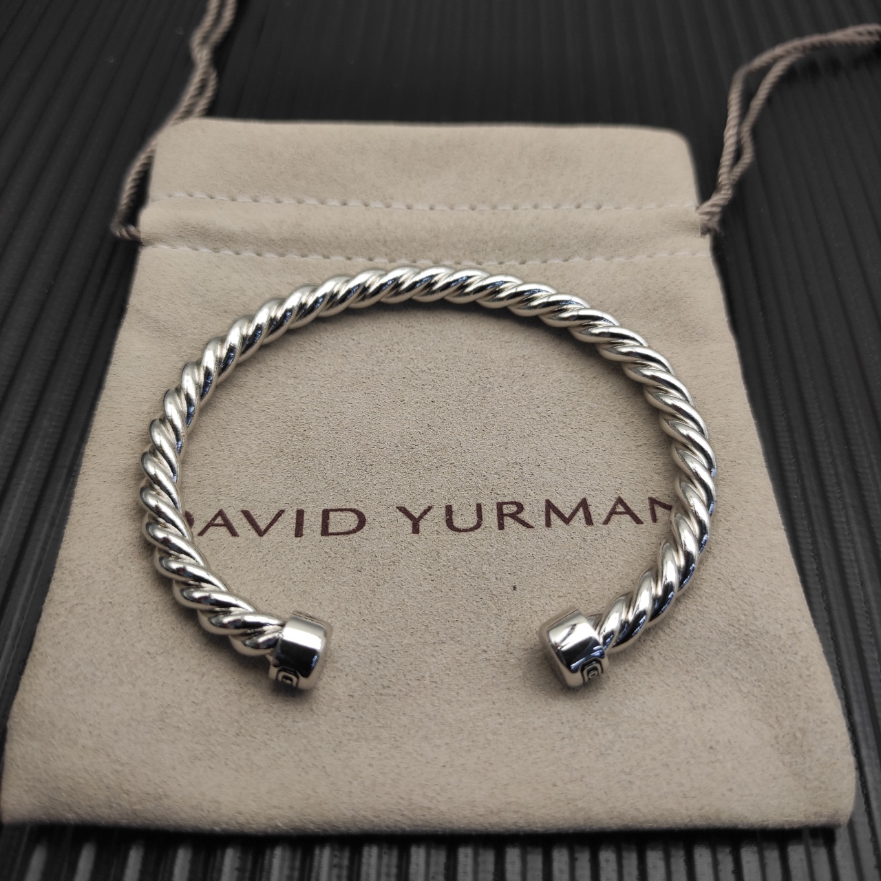 David Yurman   6MM银色圆头纽线袖口手镯。

   编号   DYSZ-346