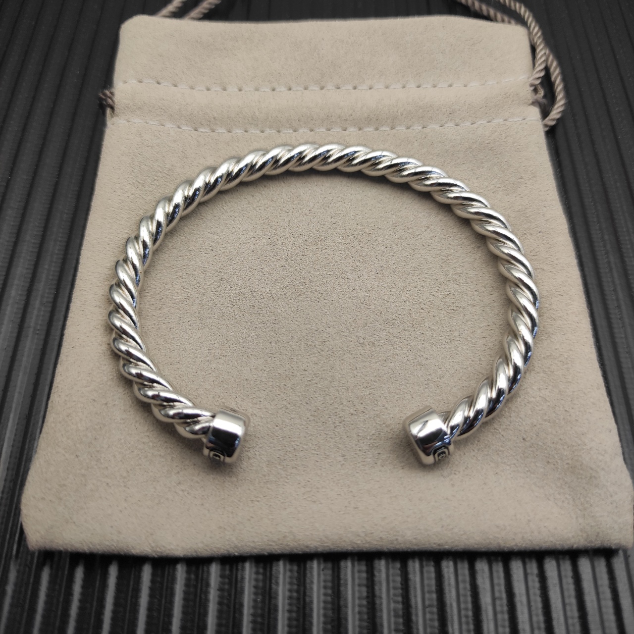 David Yurman   6MM银色圆头纽线袖口手镯。

   编号   DYSZ-346
