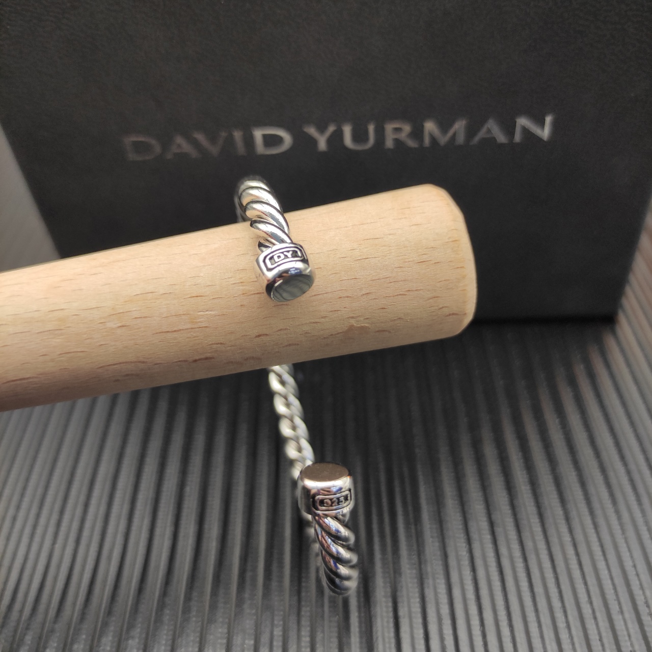 David Yurman   6MM银色圆头纽线袖口手镯。

   编号   DYSZ-346