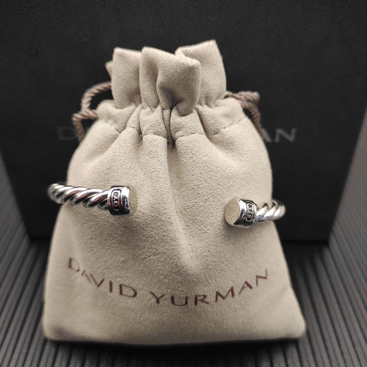 David Yurman   6MM银色圆头纽线袖口手镯。

   编号   DYSZ-346