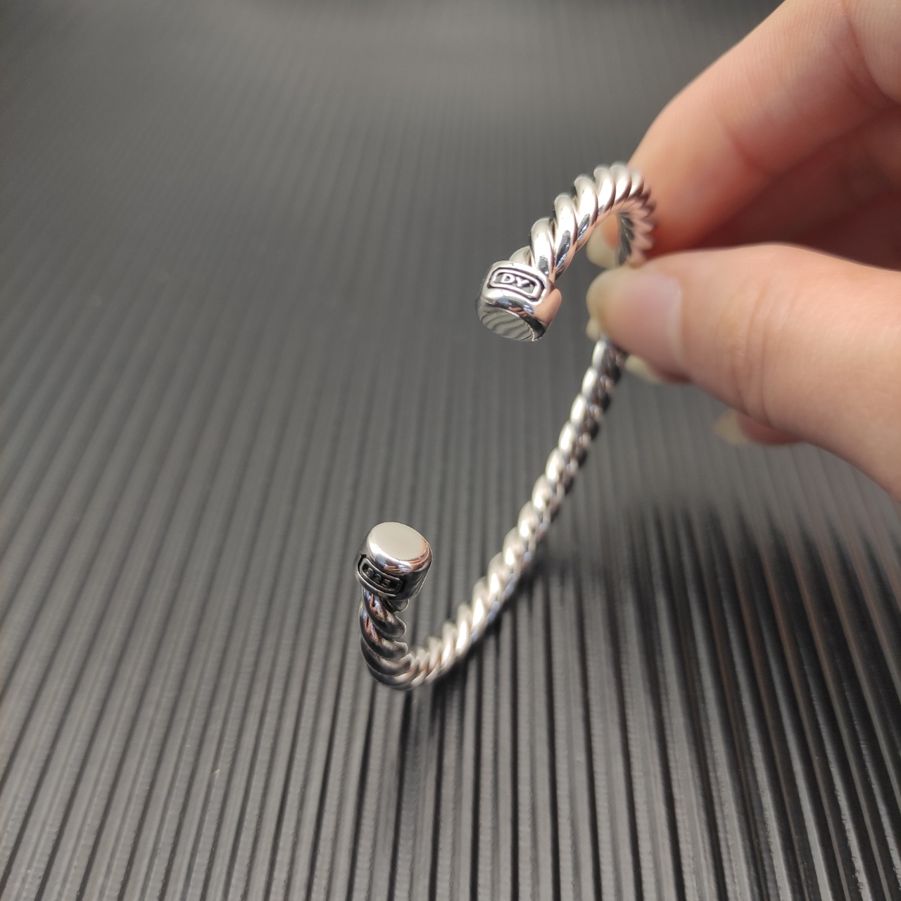 David Yurman   6MM银色圆头纽线袖口手镯。

   编号   DYSZ-346