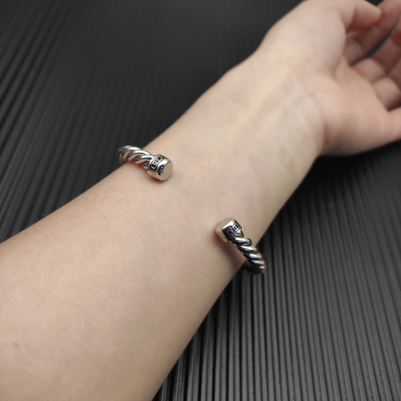 David Yurman   6MM银色圆头纽线袖口手镯。

   编号   DYSZ-346
