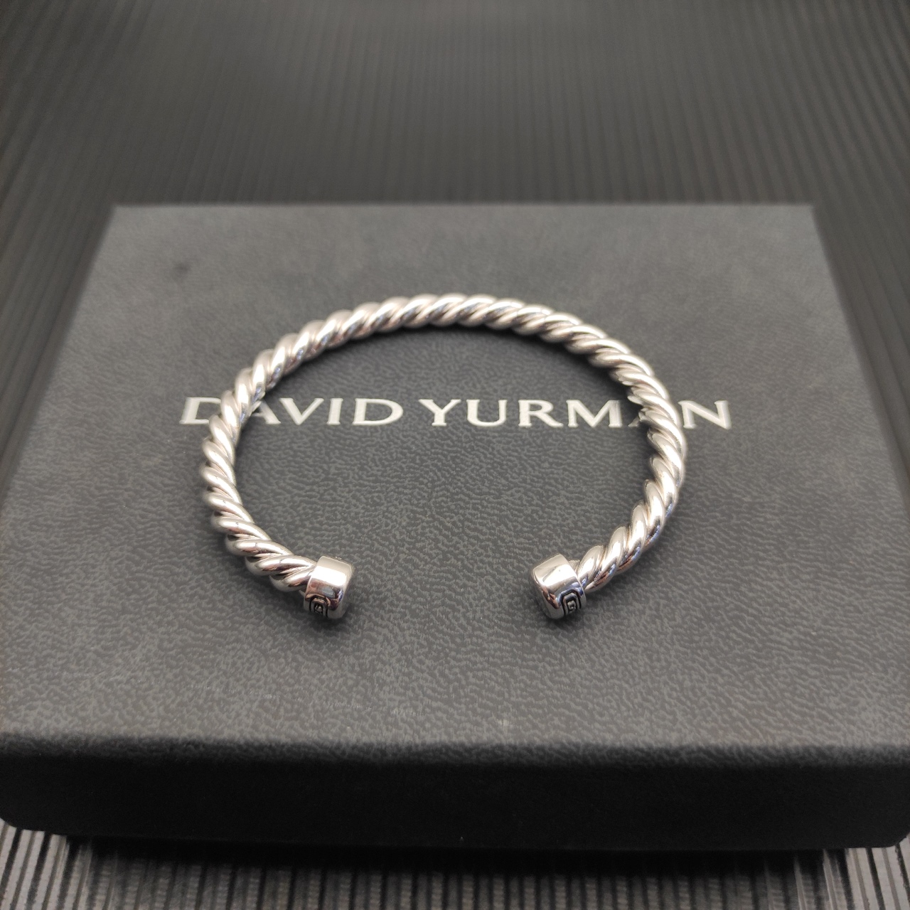 David Yurman   6MM银色圆头纽线袖口手镯。

   编号   DYSZ-346
