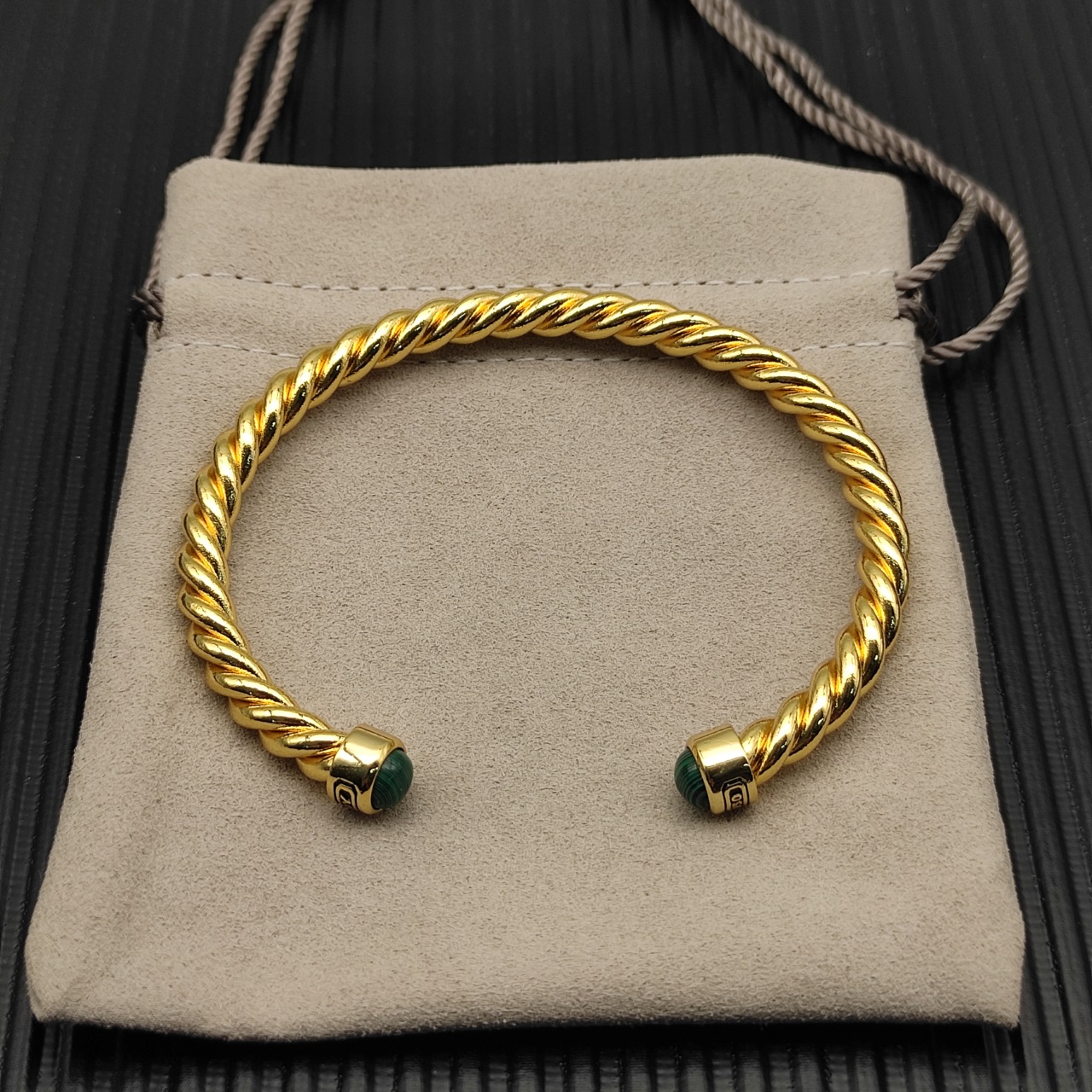 David Yurman   6MM金色孔雀石纽线袖口手镯。

   编号   DYSZ-348