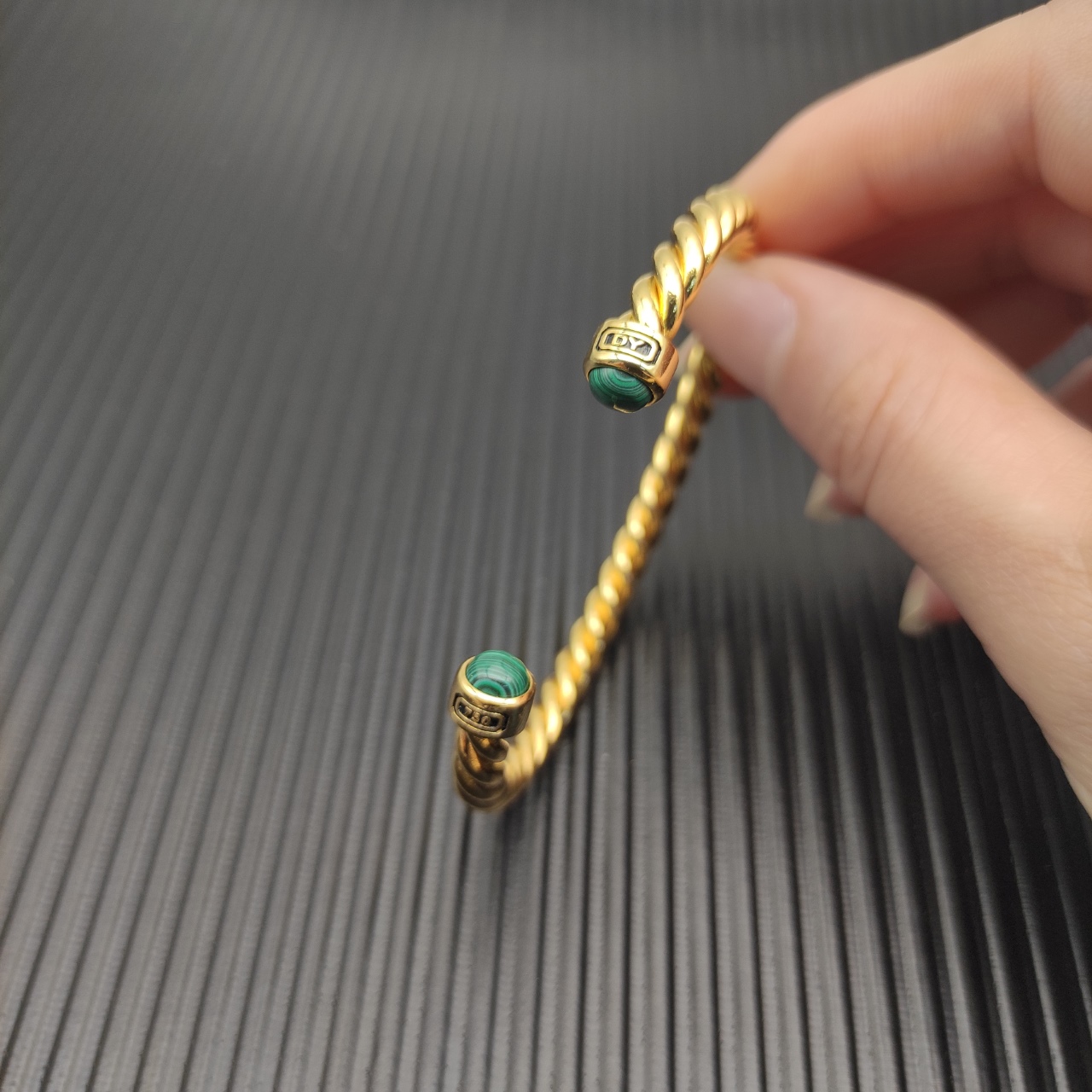David Yurman   6MM金色孔雀石纽线袖口手镯。

   编号   DYSZ-348