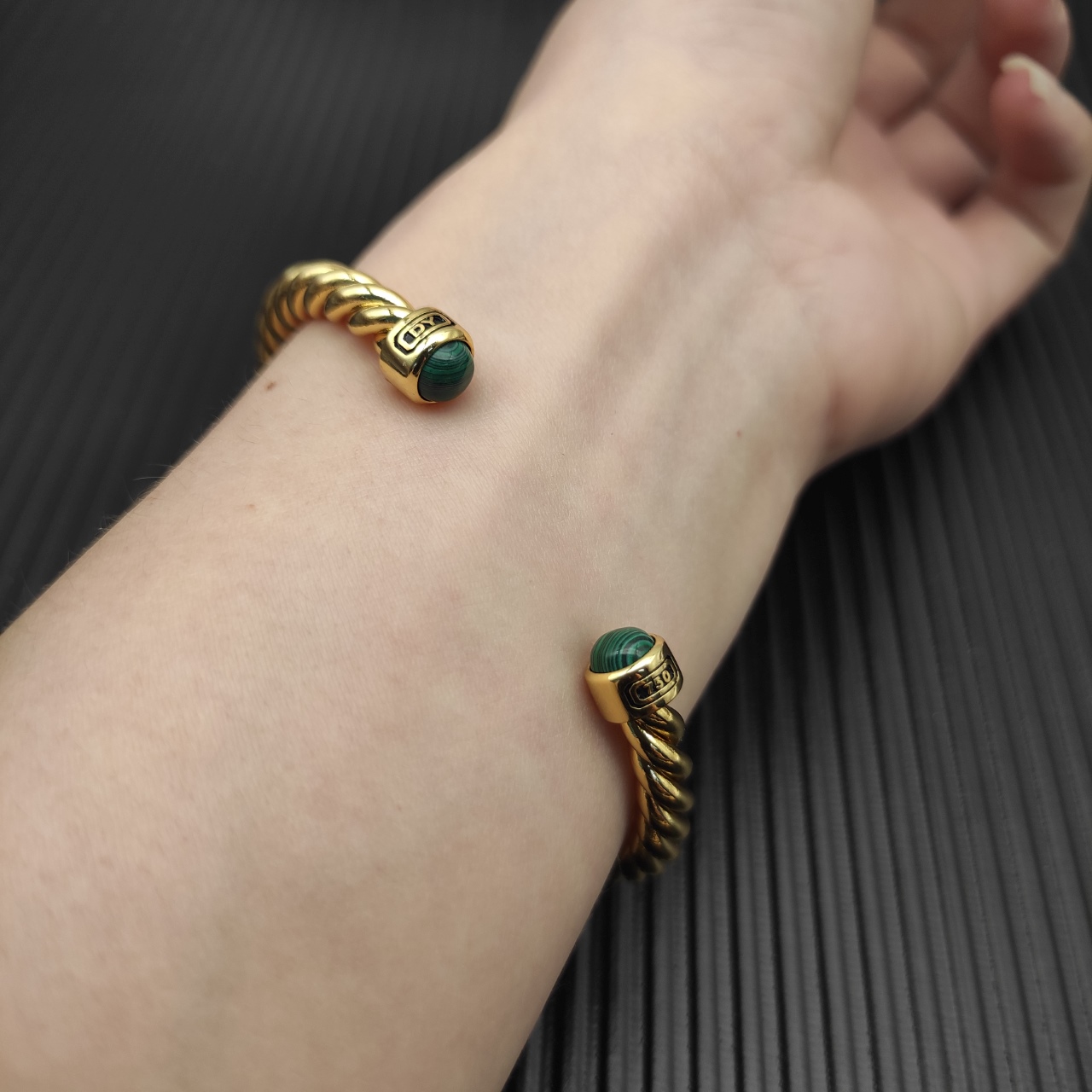 David Yurman   6MM金色孔雀石纽线袖口手镯。

   编号   DYSZ-348