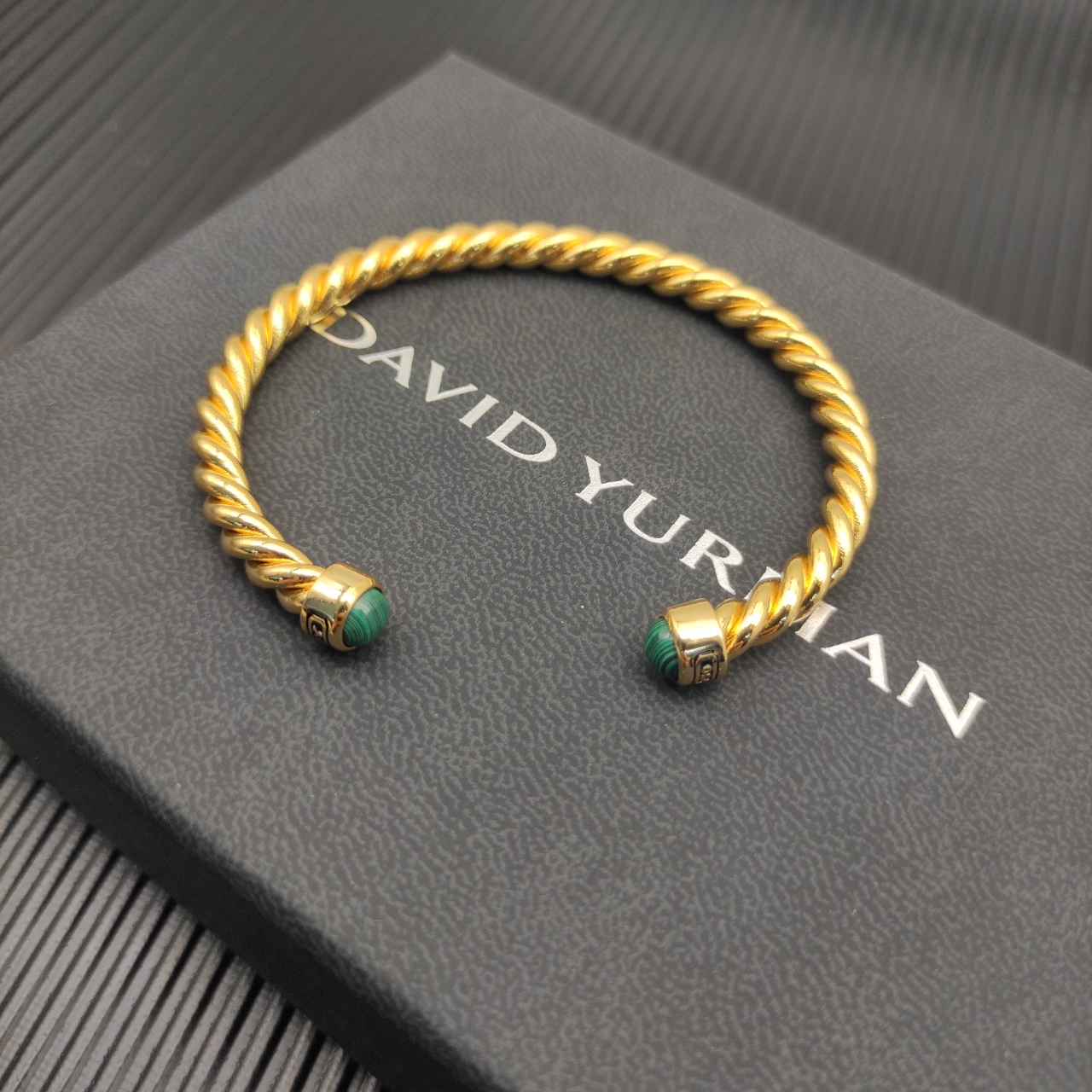 David Yurman   6MM金色孔雀石纽线袖口手镯。

   编号   DYSZ-348
