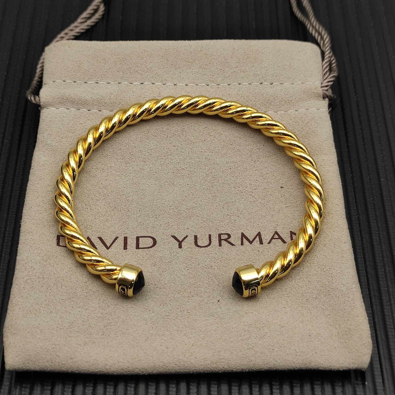 David Yurman   6MM金色黑钻纽线袖口手镯。

   编号   DYSZ-349
