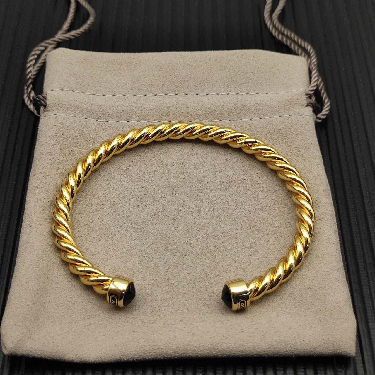 David Yurman   6MM金色黑钻纽线袖口手镯。

   编号   DYSZ-349