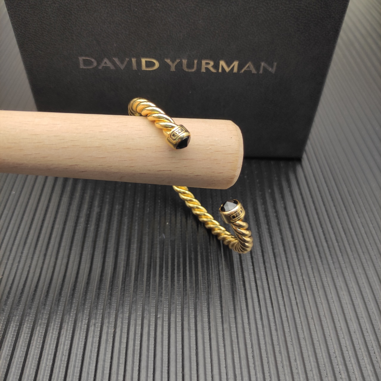 David Yurman   6MM金色黑钻纽线袖口手镯。

   编号   DYSZ-349