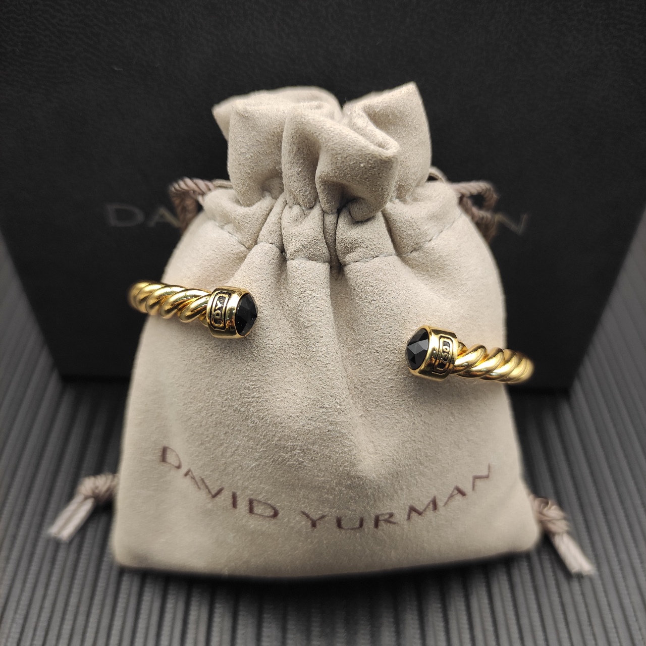 David Yurman   6MM金色黑钻纽线袖口手镯。

   编号   DYSZ-349