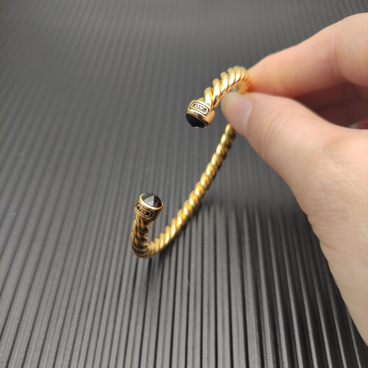 David Yurman   6MM金色黑钻纽线袖口手镯。

   编号   DYSZ-349