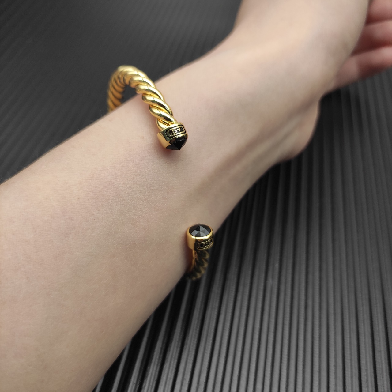 David Yurman   6MM金色黑钻纽线袖口手镯。

   编号   DYSZ-349