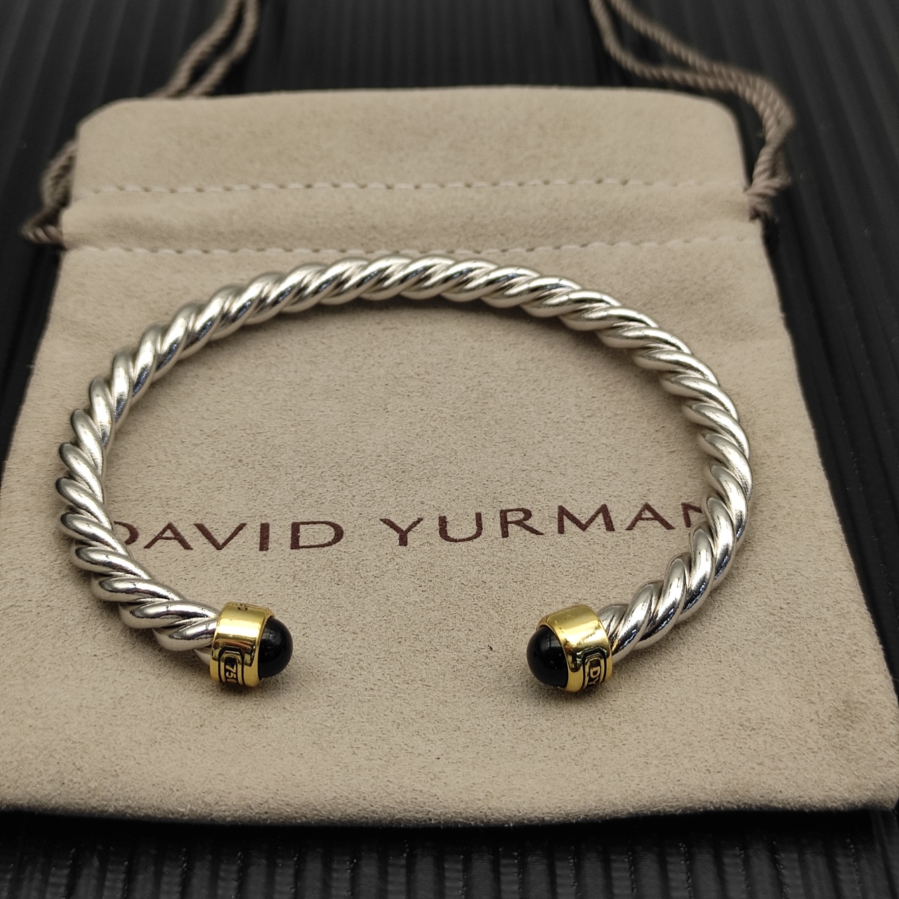 David Yurman   6MM分色黑玛瑙纽线袖口手镯。

   编号   DYSZ-353