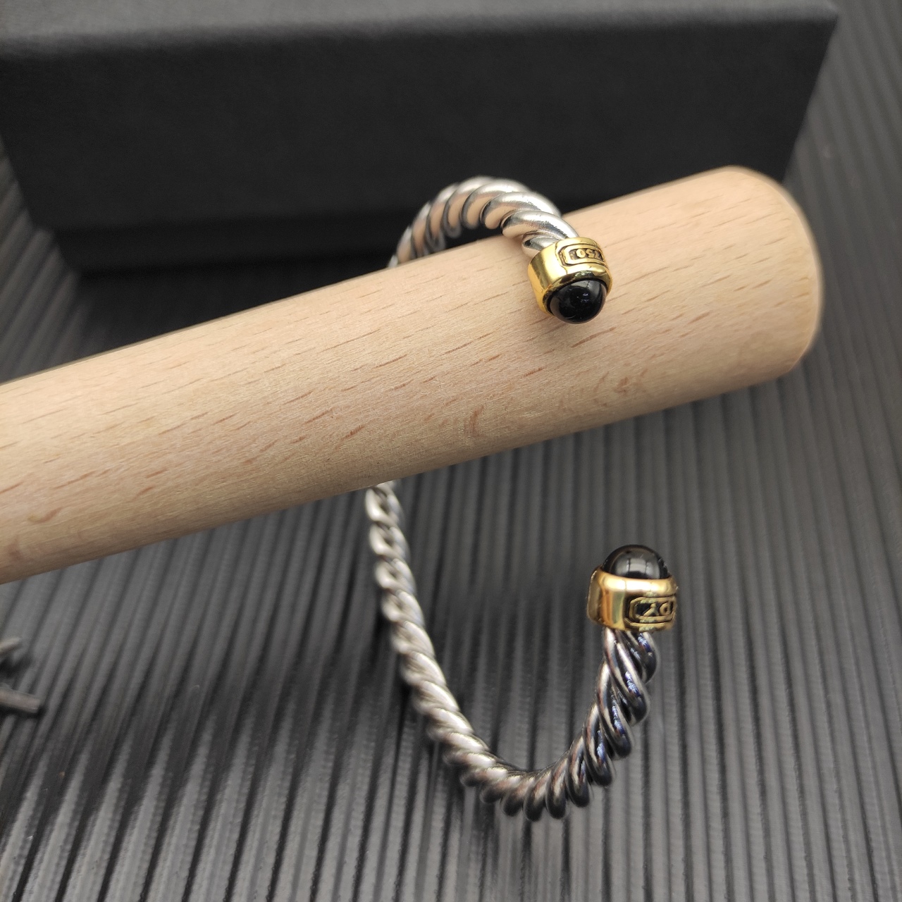 David Yurman   6MM分色黑玛瑙纽线袖口手镯。

   编号   DYSZ-353