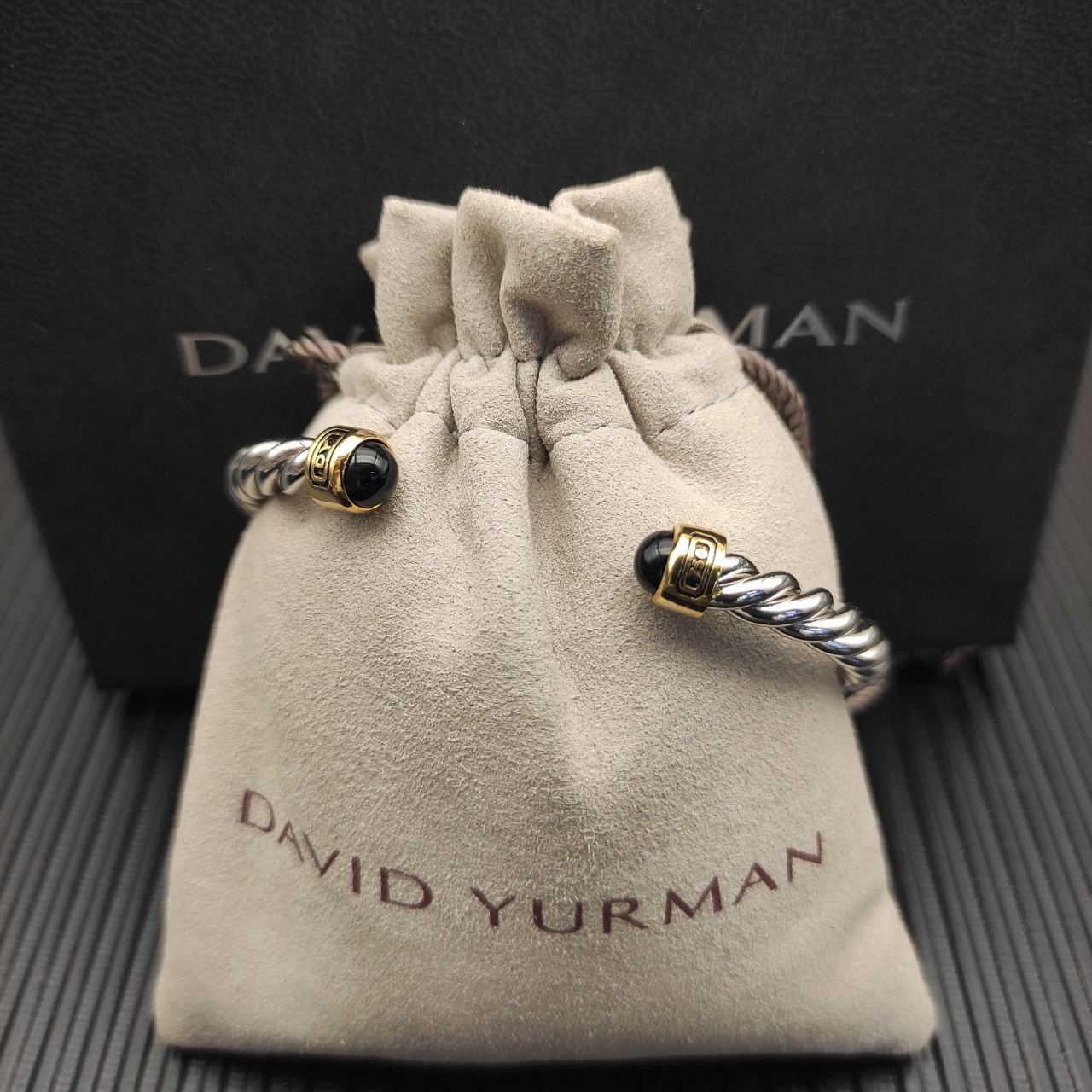 David Yurman   6MM分色黑玛瑙纽线袖口手镯。

   编号   DYSZ-353