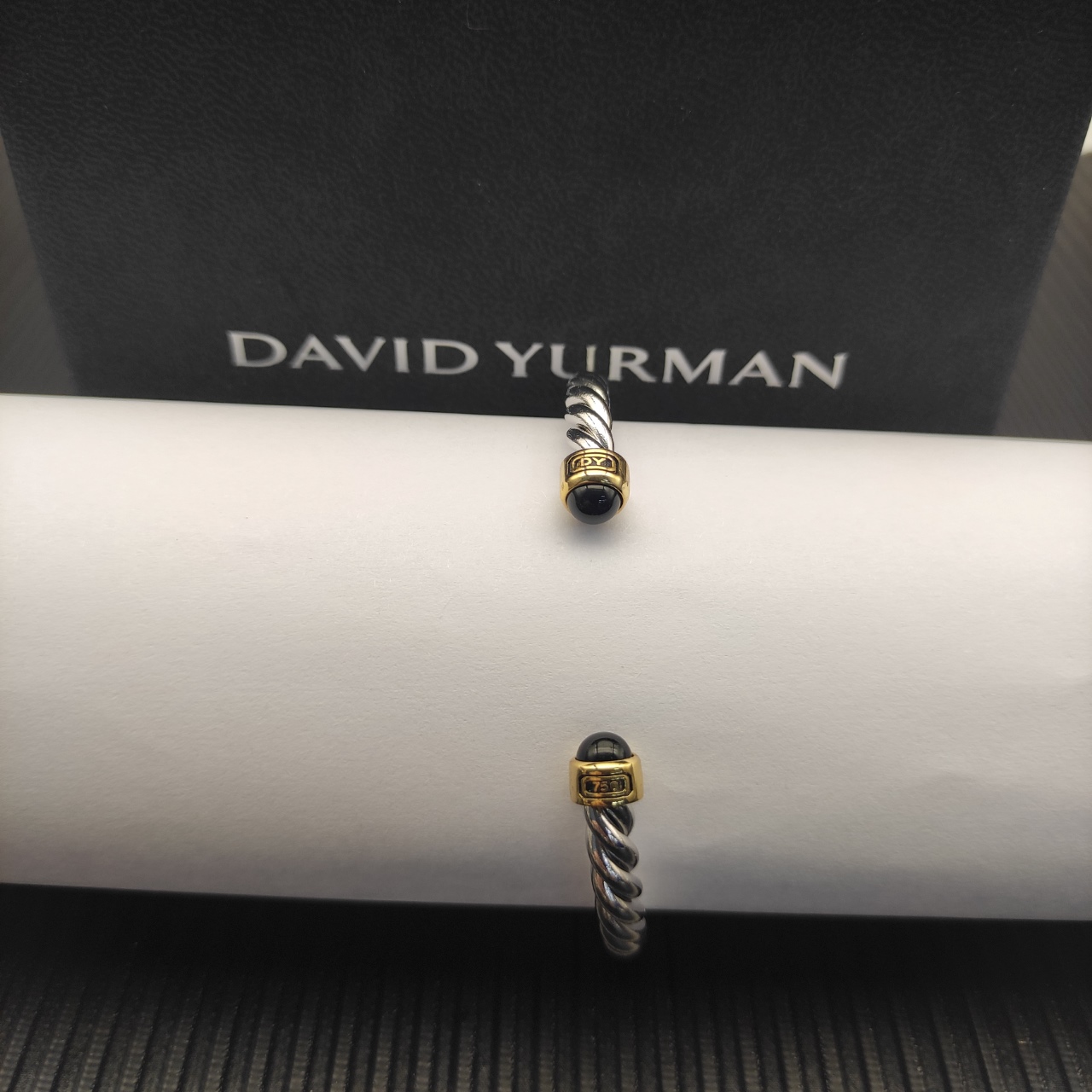 David Yurman   6MM分色黑玛瑙纽线袖口手镯。

   编号   DYSZ-353