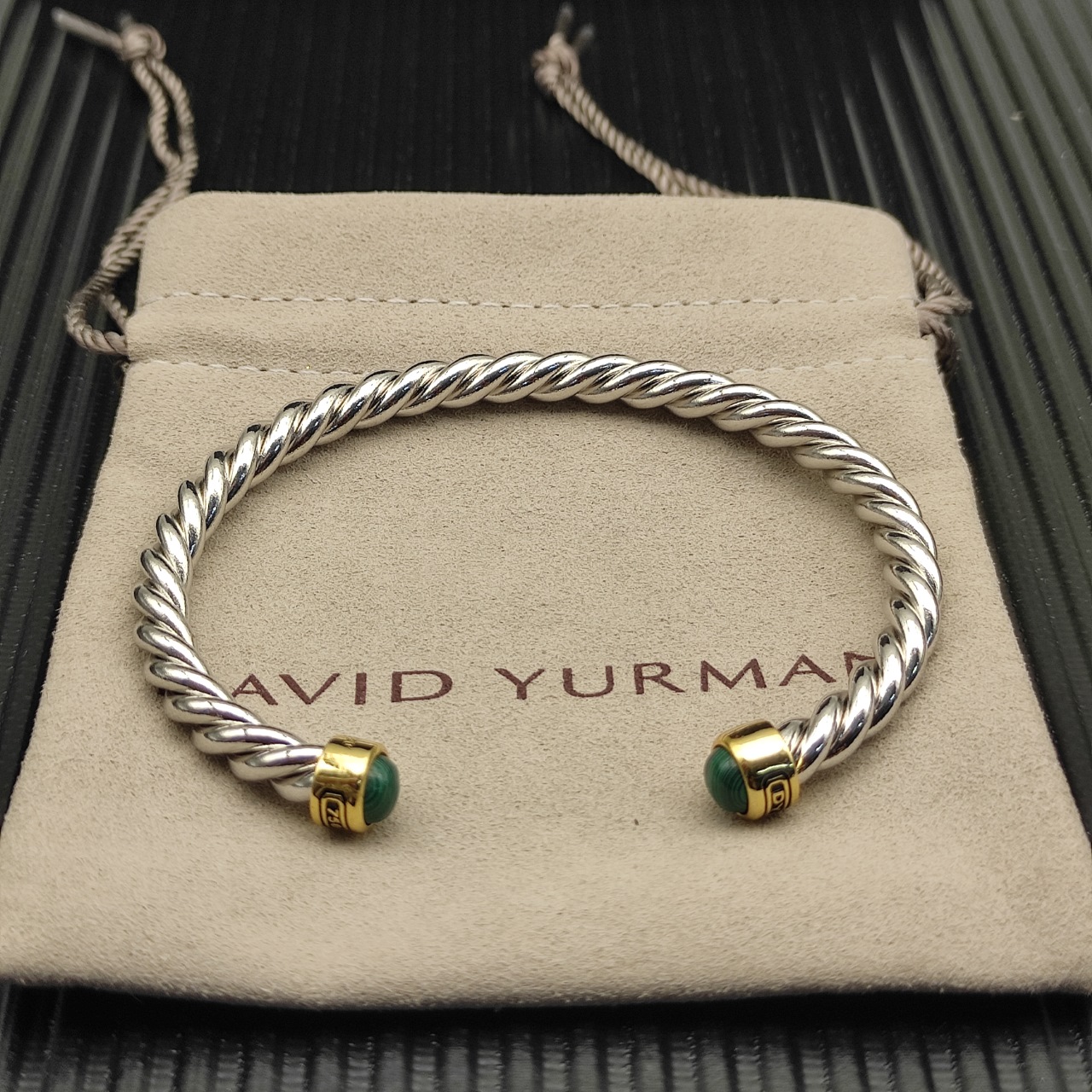 David Yurman   6MM分色孔雀石纽线袖口手镯。

   编号   DYSZ-354