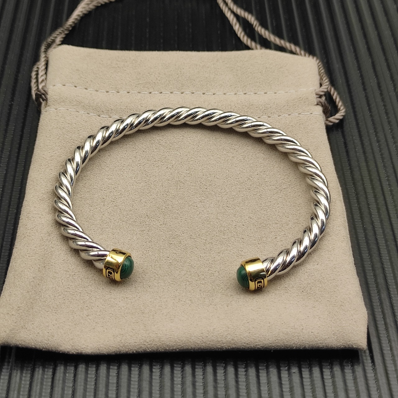 David Yurman   6MM分色孔雀石纽线袖口手镯。

   编号   DYSZ-354