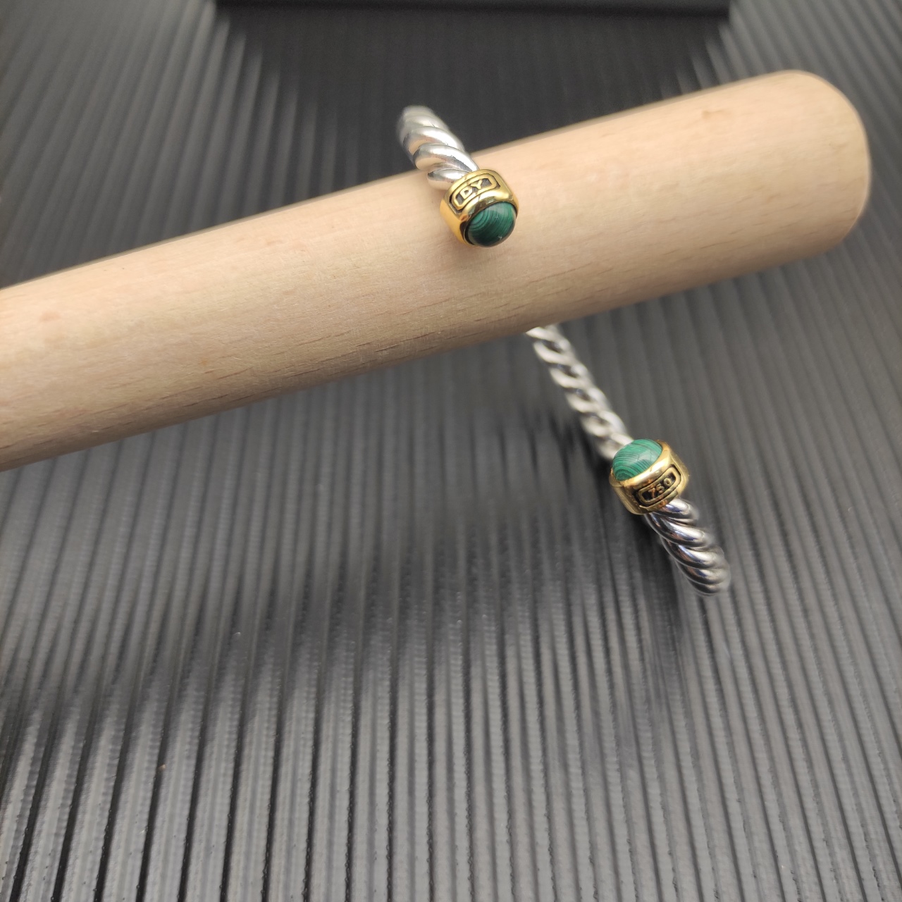 David Yurman   6MM分色孔雀石纽线袖口手镯。

   编号   DYSZ-354