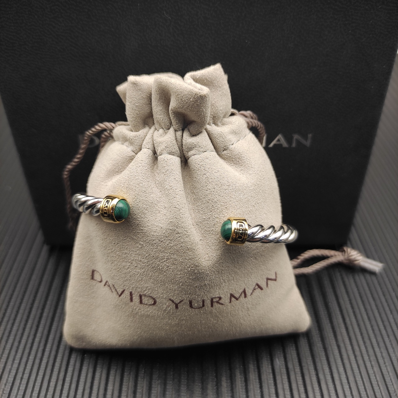 David Yurman   6MM分色孔雀石纽线袖口手镯。

   编号   DYSZ-354