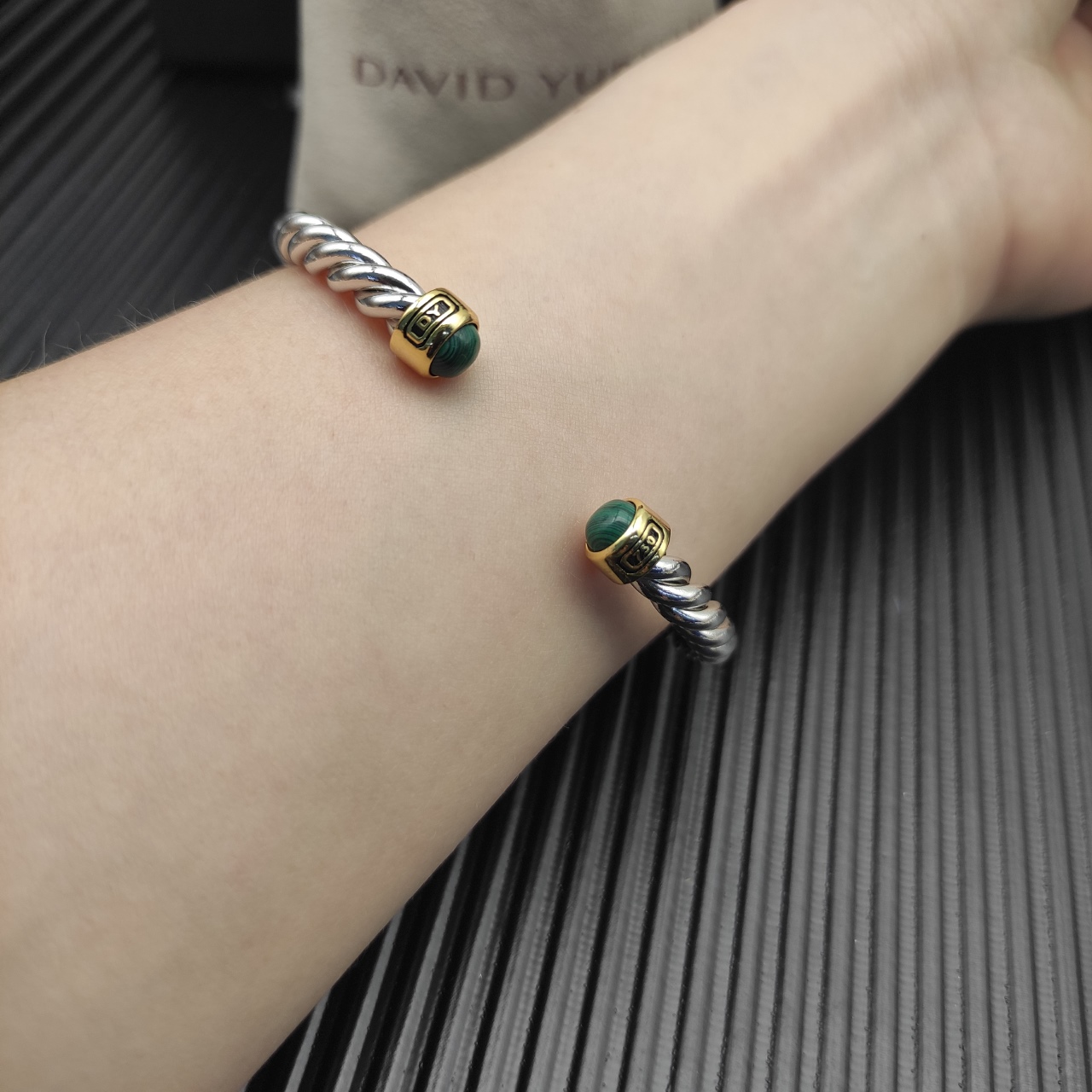 David Yurman   6MM分色孔雀石纽线袖口手镯。

   编号   DYSZ-354