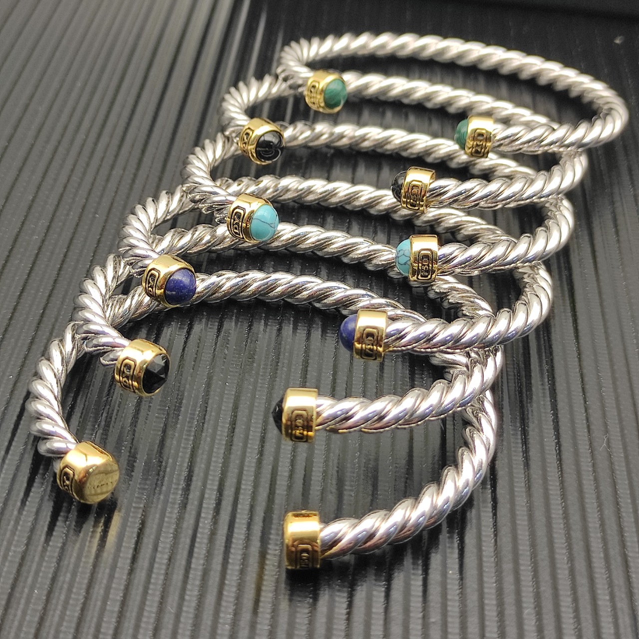 David Yurman   6MM分色孔雀石纽线袖口手镯。

   编号   DYSZ-354