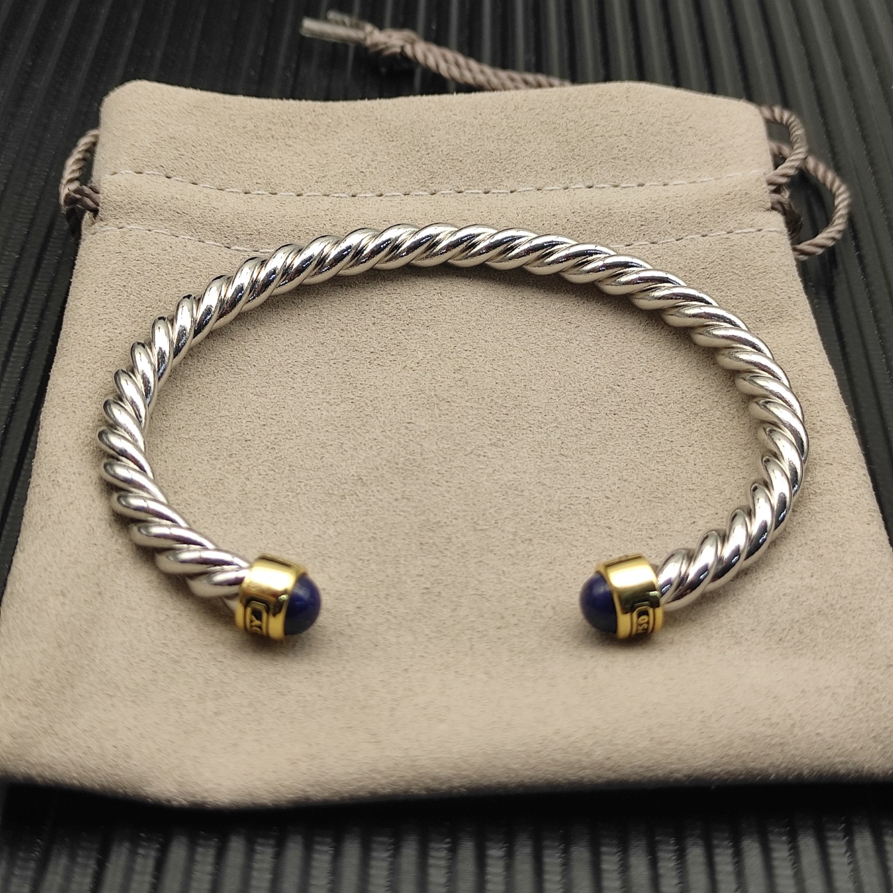 David Yurman   6MM分色青金石纽线袖口手镯。

   编号   DYSZ-356