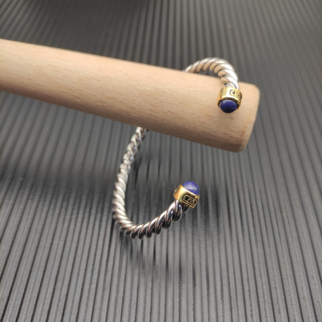 David Yurman   6MM分色青金石纽线袖口手镯。

   编号   DYSZ-356
