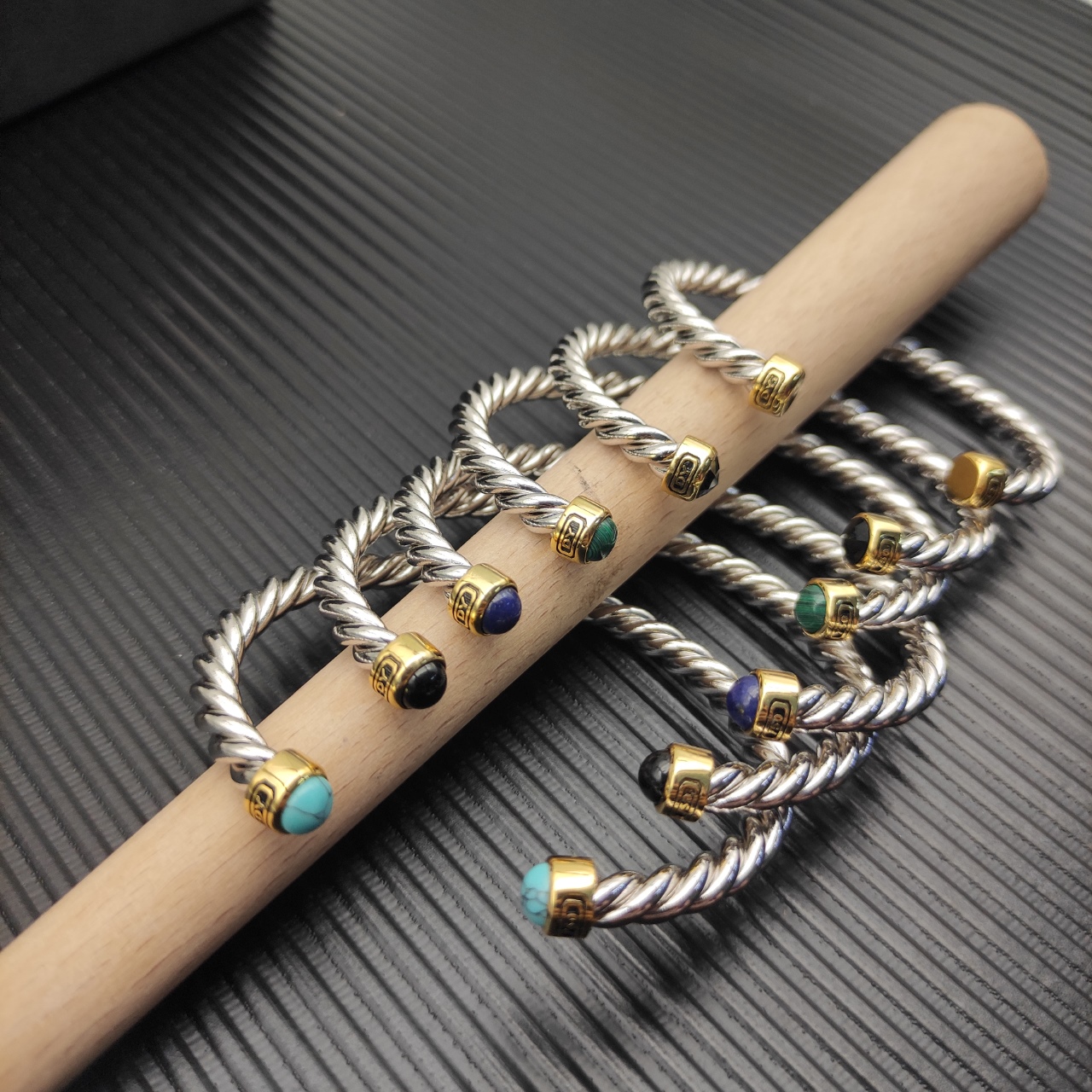 David Yurman   6MM分色青金石纽线袖口手镯。

   编号   DYSZ-356