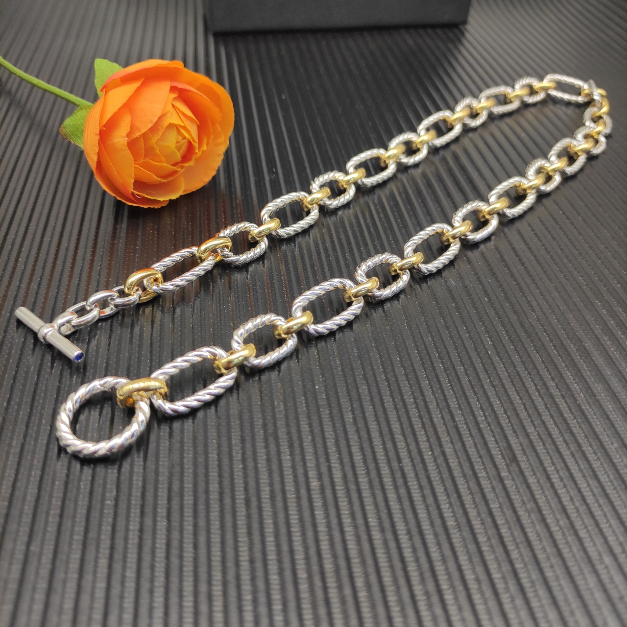 David Yurman 纽线蓝宝石项链。金银分色 长度50cm  ，
  编号DYXL-191