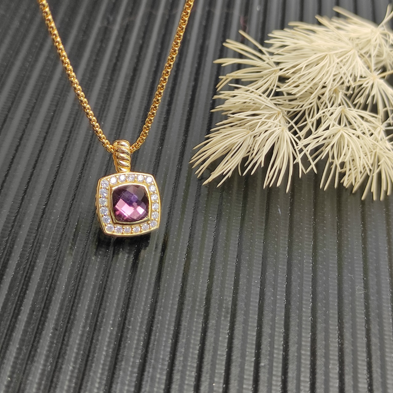 David Yurman  z紫钻金色四方钻项链。 链条粗1.5mm，长度45+5cm延迟链 
  编