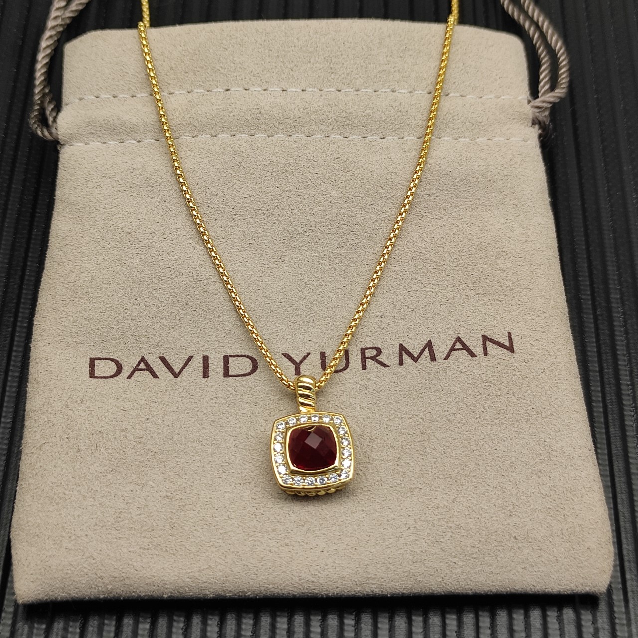 David Yurman  红钻金色四方钻项链。 链条粗1.5mm，长度45+5cm延迟链 
  编号