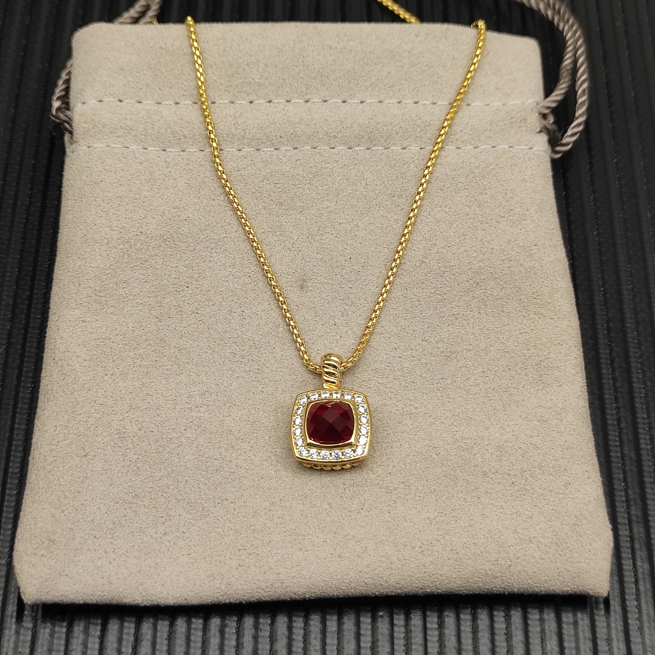 David Yurman  红钻金色四方钻项链。 链条粗1.5mm，长度45+5cm延迟链 
  编号