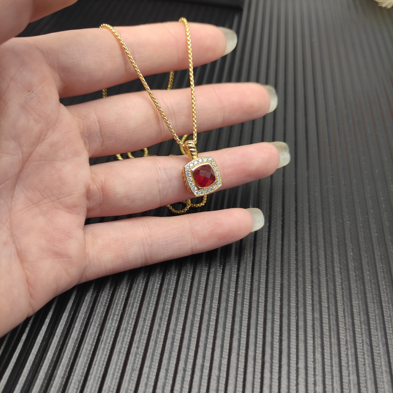 David Yurman  红钻金色四方钻项链。 链条粗1.5mm，长度45+5cm延迟链 
  编号