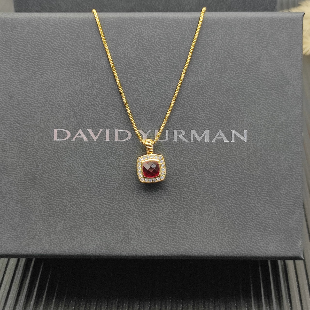 David Yurman  红钻金色四方钻项链。 链条粗1.5mm，长度45+5cm延迟链 
  编号