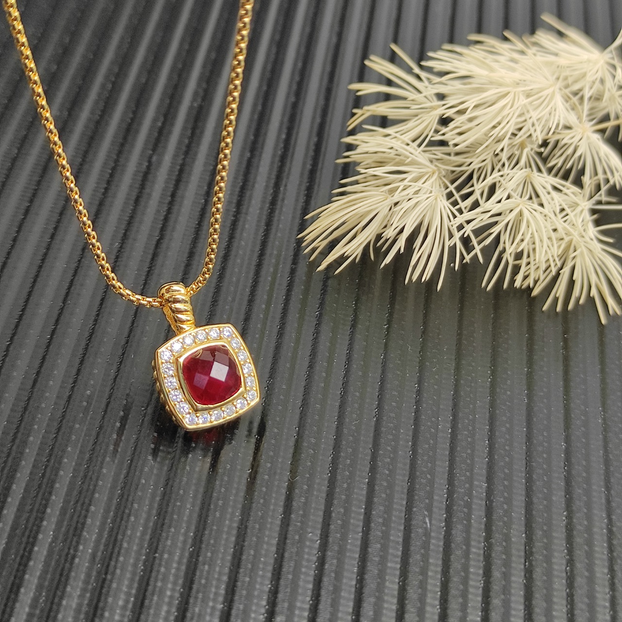 David Yurman  红钻金色四方钻项链。 链条粗1.5mm，长度45+5cm延迟链 
  编号