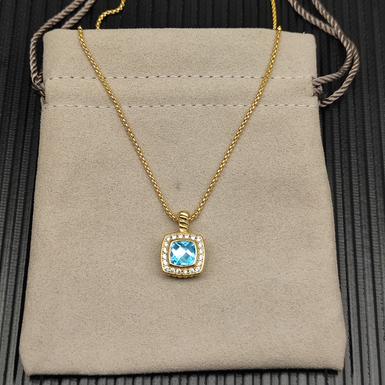 David Yurman蓝钻金色四方钻项链。 链条粗1.5mm，长度45+5cm延迟链 
  编号DY