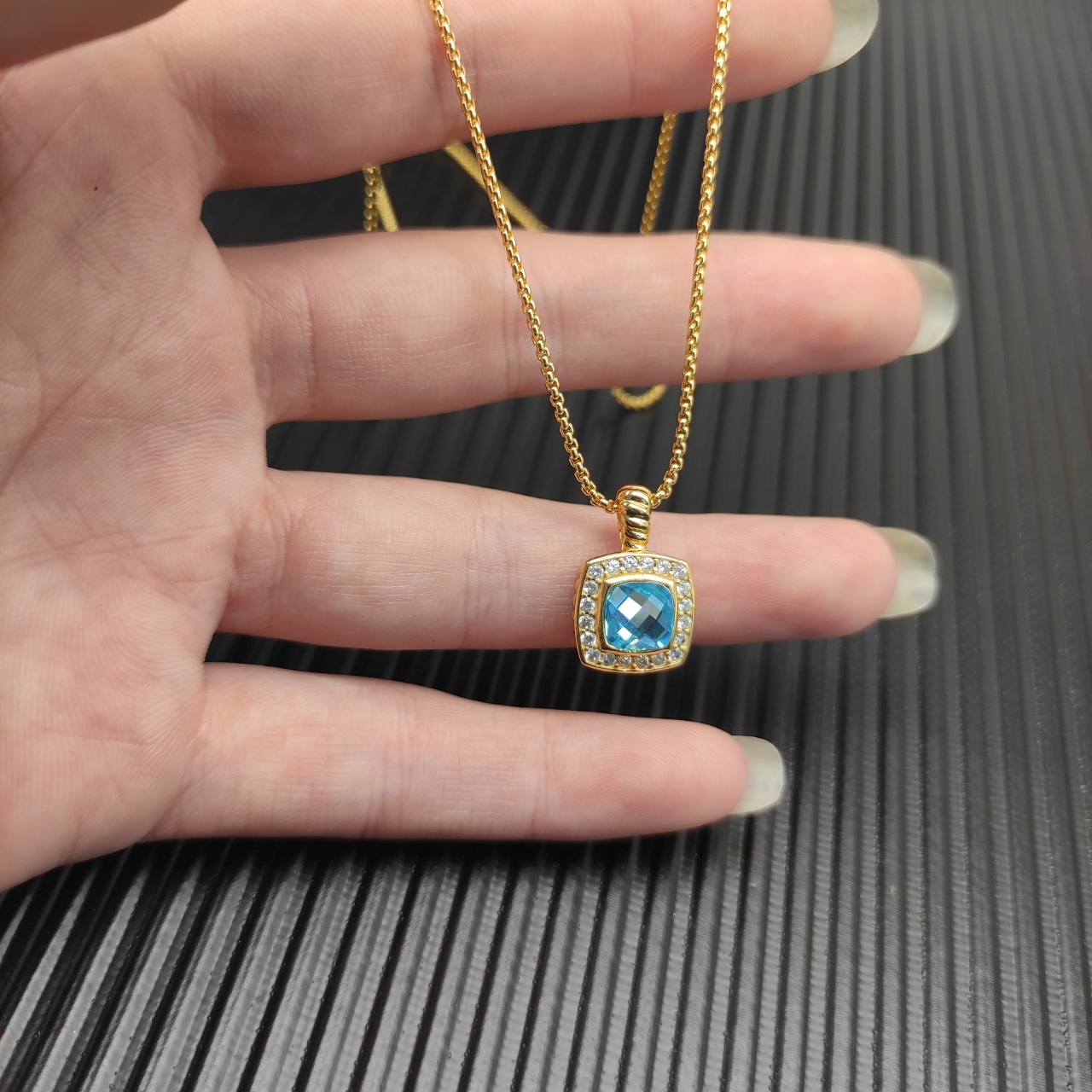 David Yurman蓝钻金色四方钻项链。 链条粗1.5mm，长度45+5cm延迟链 
  编号DY