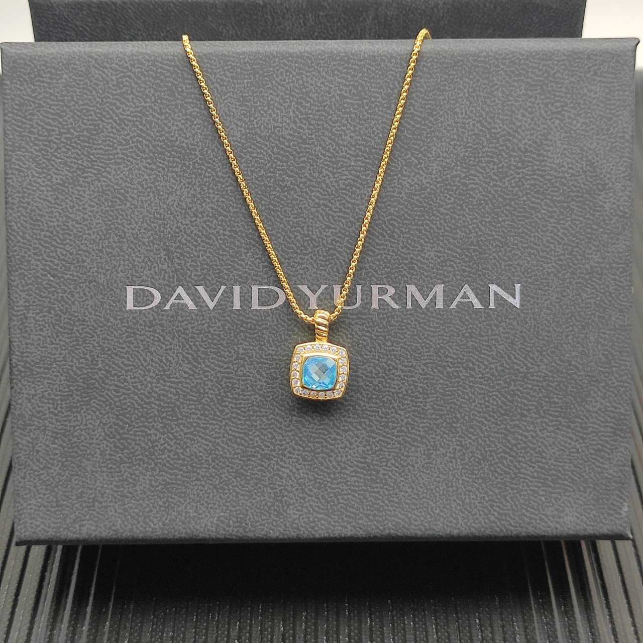 David Yurman蓝钻金色四方钻项链。 链条粗1.5mm，长度45+5cm延迟链 
  编号DY