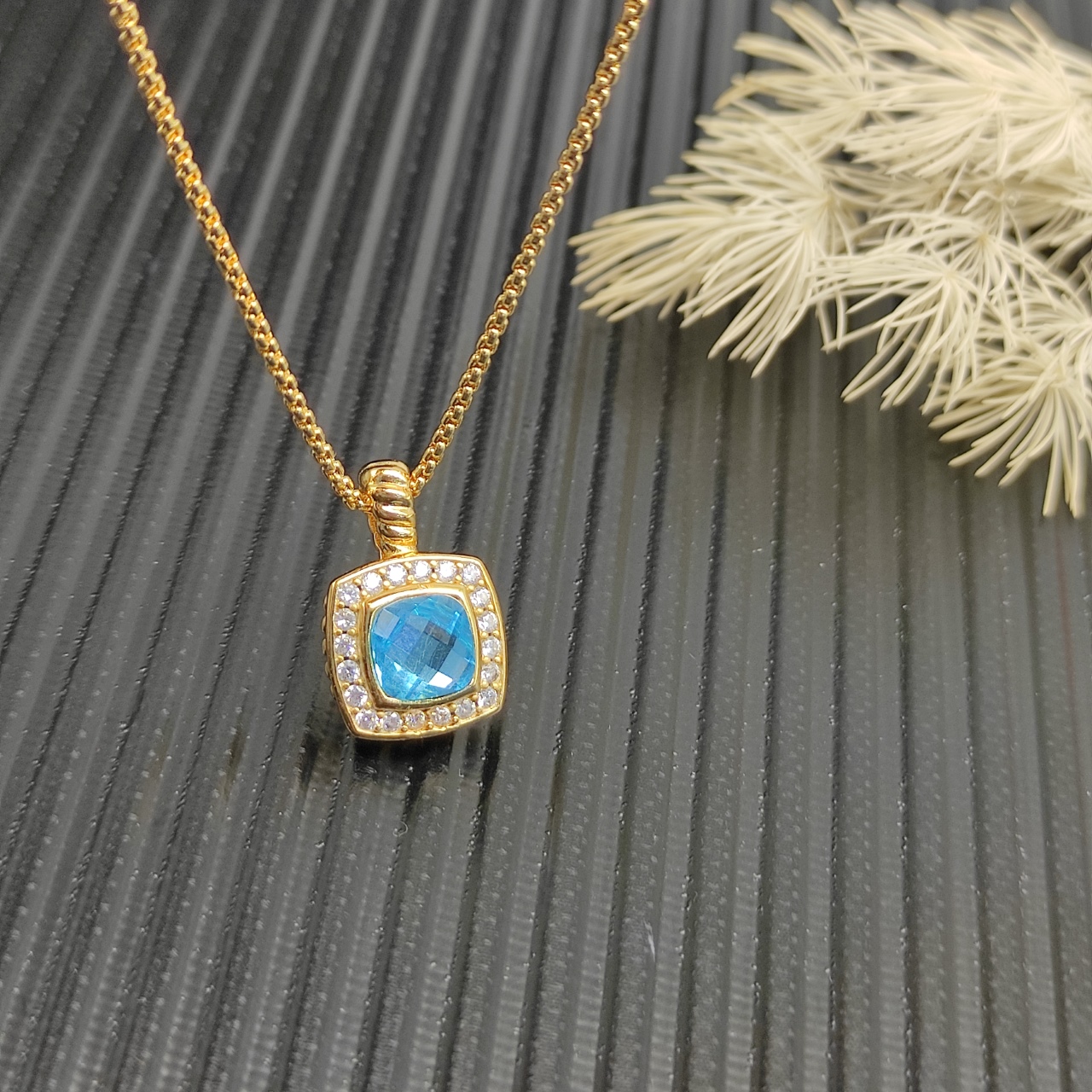 David Yurman蓝钻金色四方钻项链。 链条粗1.5mm，长度45+5cm延迟链 
  编号DY