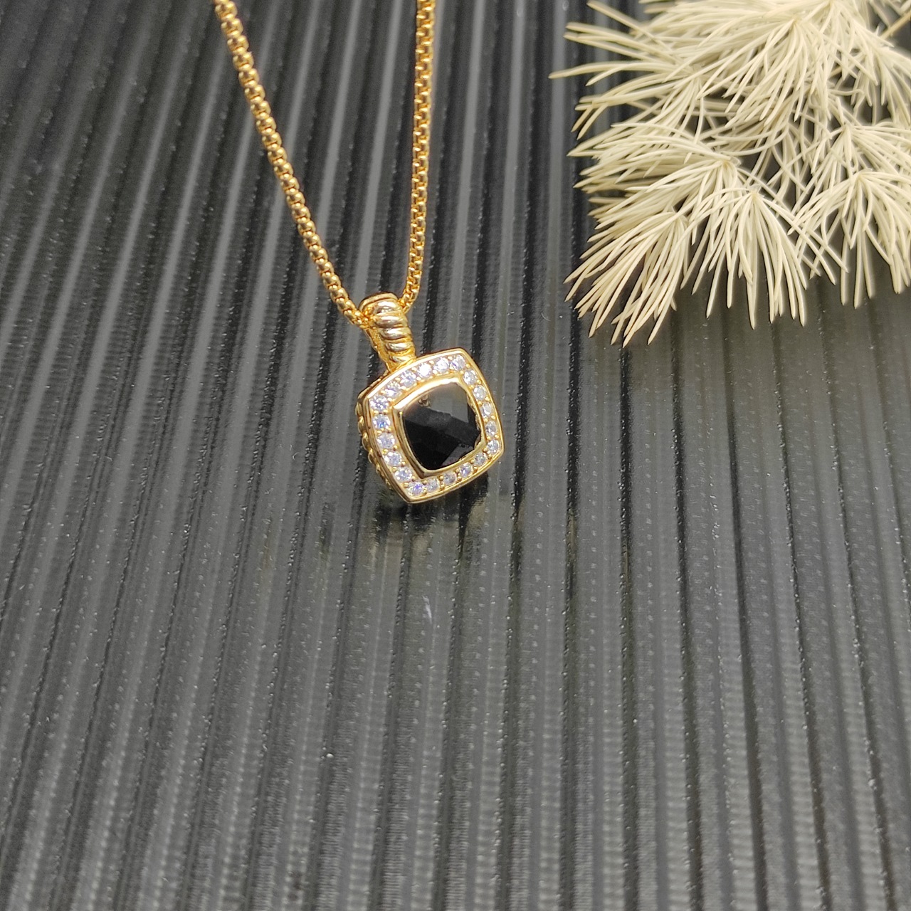 David Yurman  黑钻金色四方钻项链。 链条粗1.5mm，长度45+5cm延迟链 
  编号