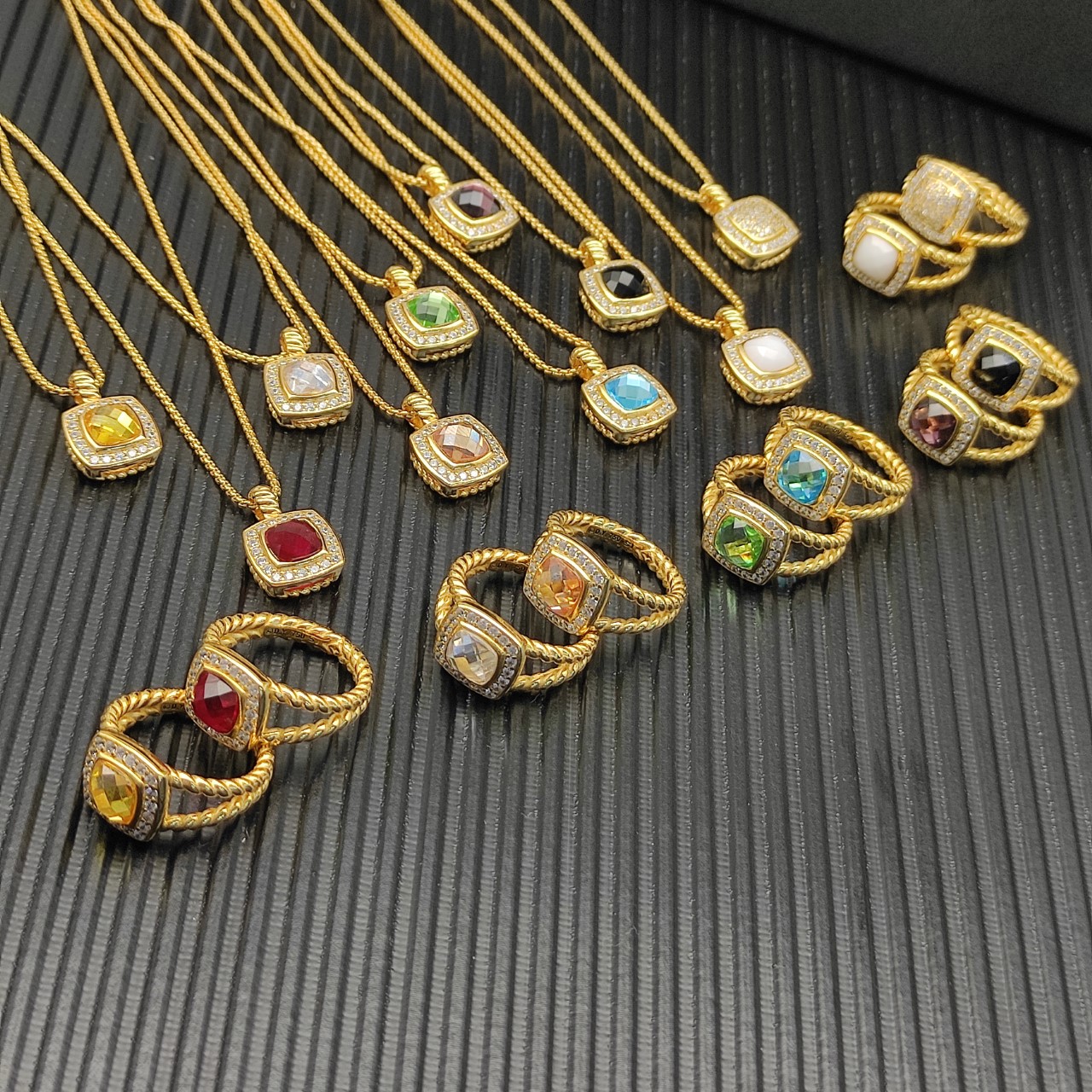 David Yurman  黑钻金色四方钻项链。 链条粗1.5mm，长度45+5cm延迟链 
  编号
