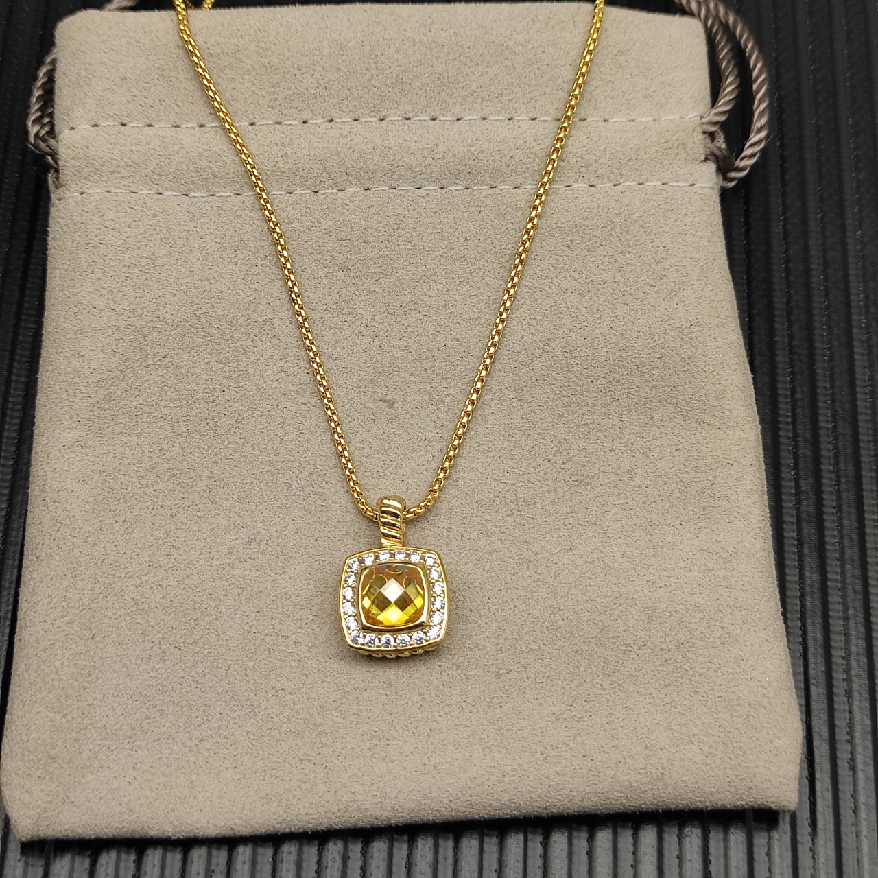 David Yurman  黄钻金色四方钻项链。 链条粗1.5mm，长度45+5cm延迟链 
  编号