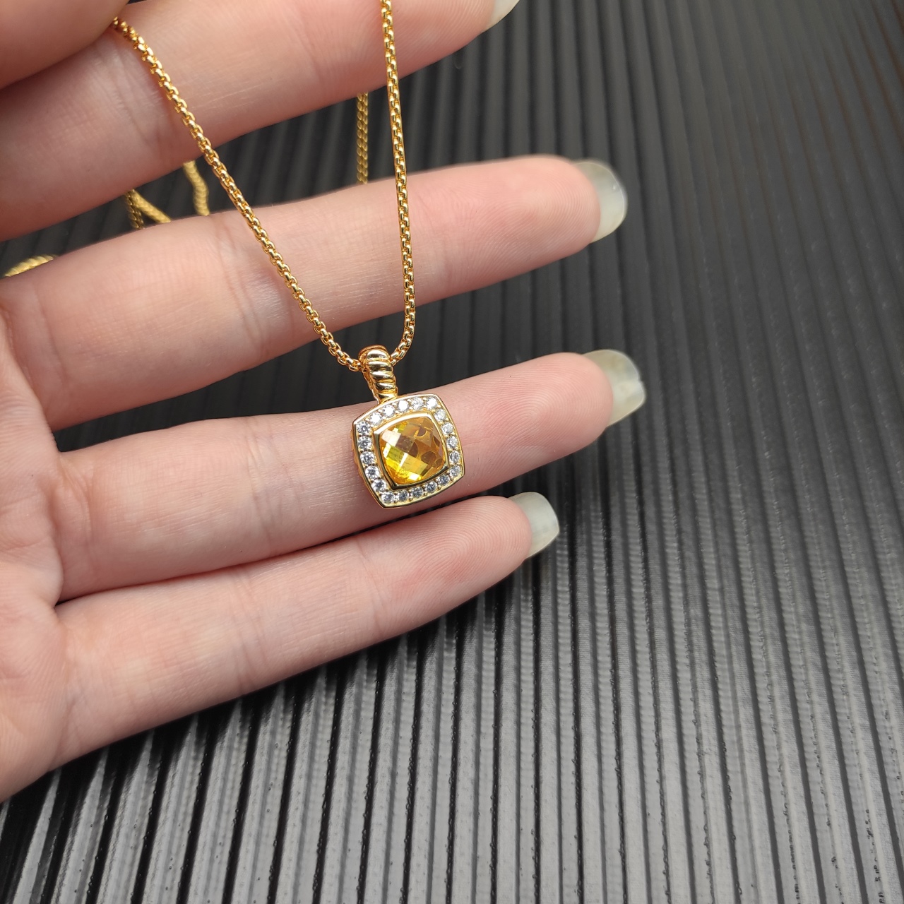David Yurman  黄钻金色四方钻项链。 链条粗1.5mm，长度45+5cm延迟链 
  编号