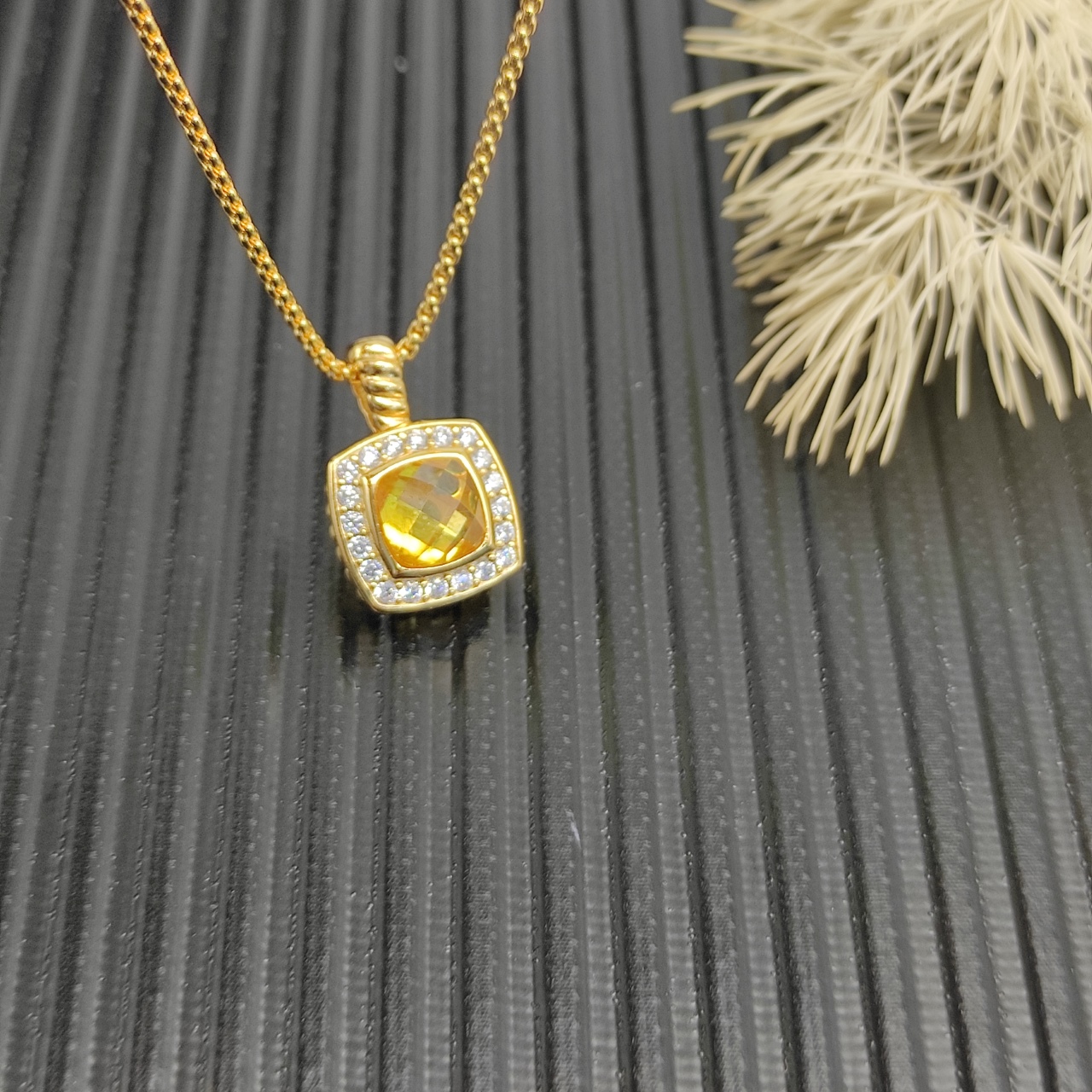 David Yurman  黄钻金色四方钻项链。 链条粗1.5mm，长度45+5cm延迟链 
  编号